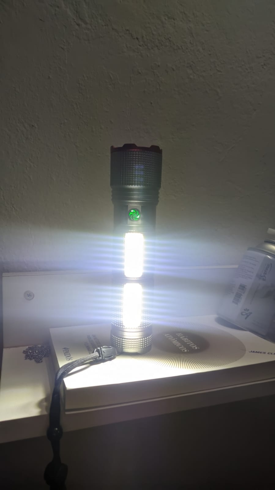 Linterna encendida con sus paneles laterales iluminando una habitación